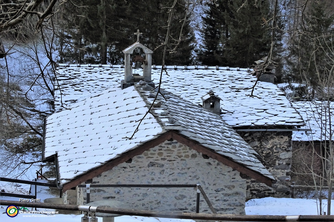 08 La chiesetta di Pagliari in veste invernale.JPG